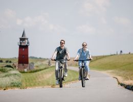 Radfahrende auf der Grenzroute hinterm Deich